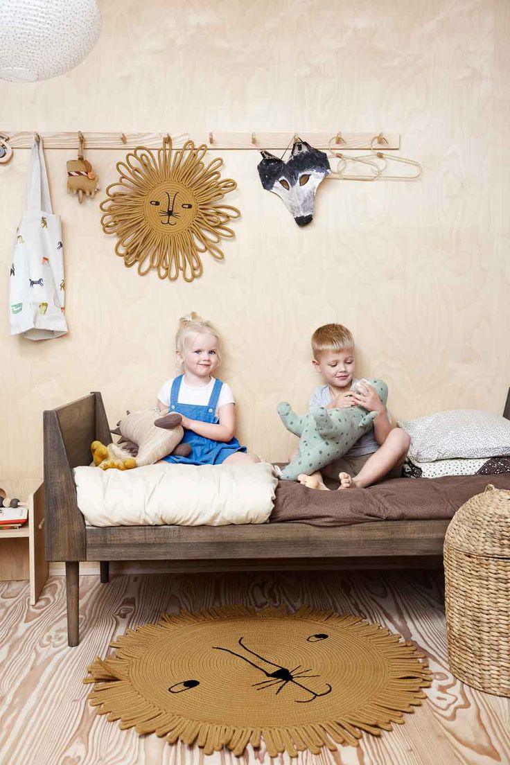 Le lion dans la chambre des enfants - APRIL ELEVEN
