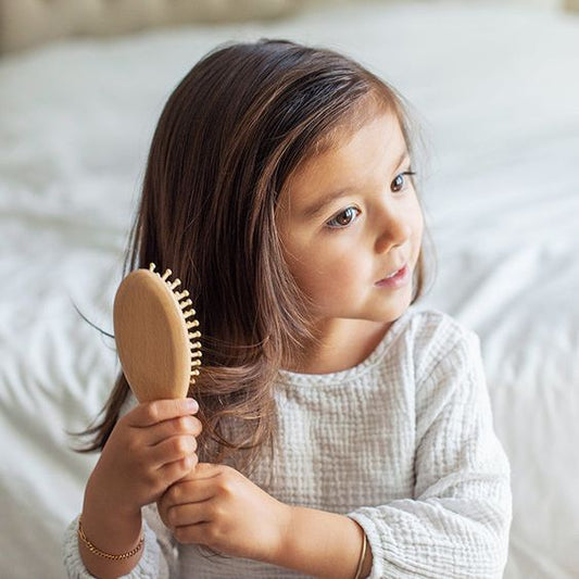 Comment choisir la bonne brosse à cheveux en bois pour son enfant ?