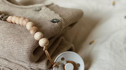 Attaches tétines personnalisées : voyagez sereinement avec bébé