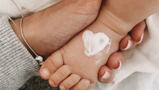 Cosmétiques bio pour bébé : comment s’y retrouver parmi les labels et les promesses ?