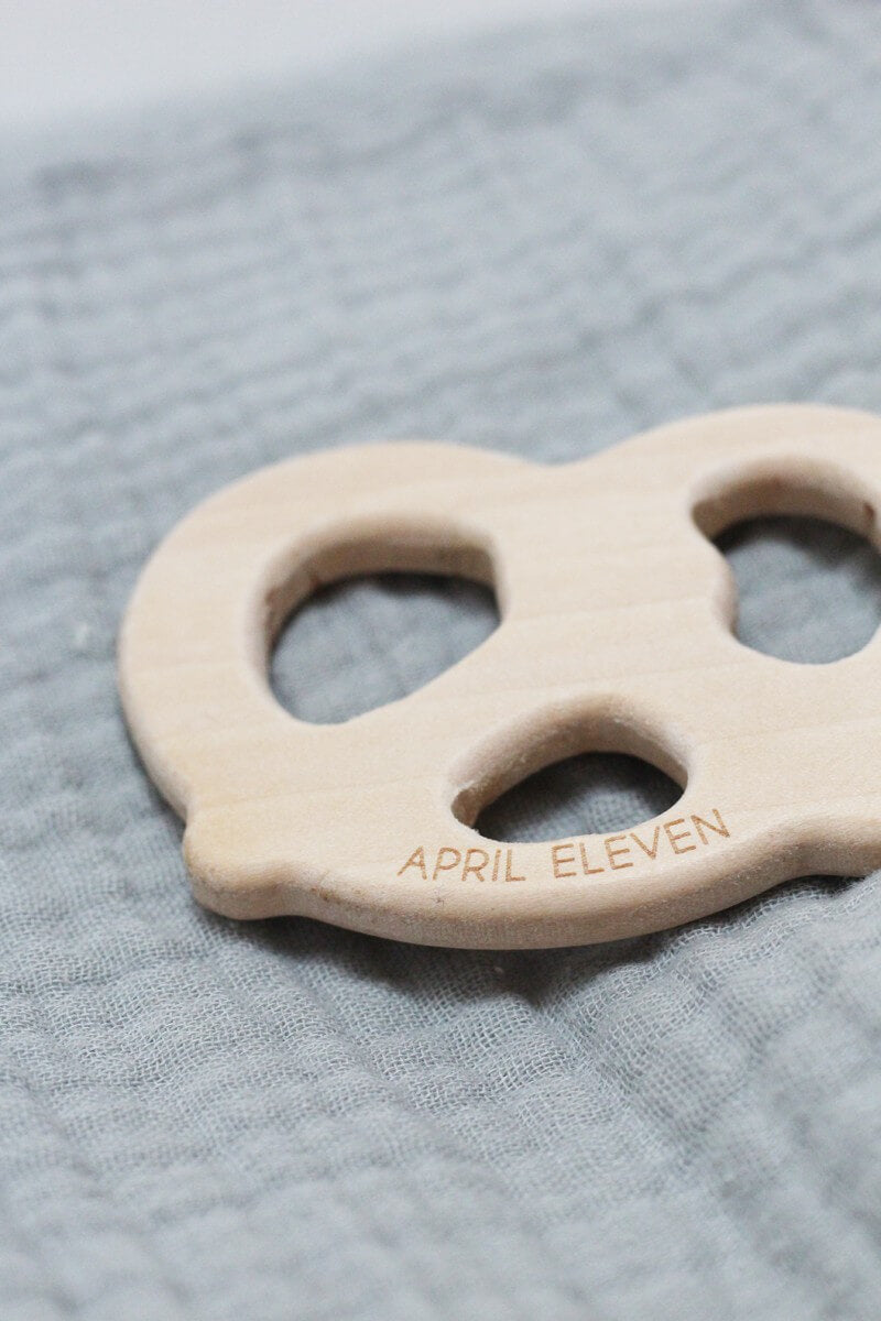 Anneau dentition bretzel en bois - APRIL ELEVEN