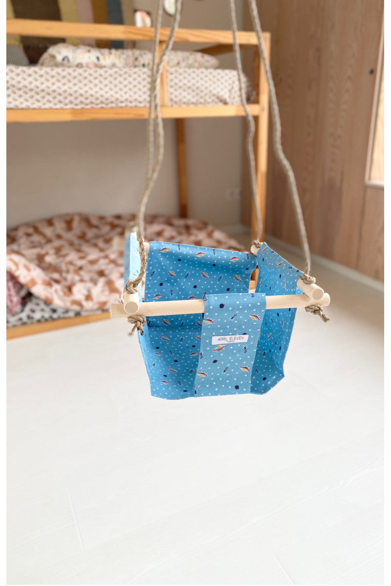 Balançoire bébé intérieur | imprimé bleu cosmic en tissu - APRIL ELEVEN