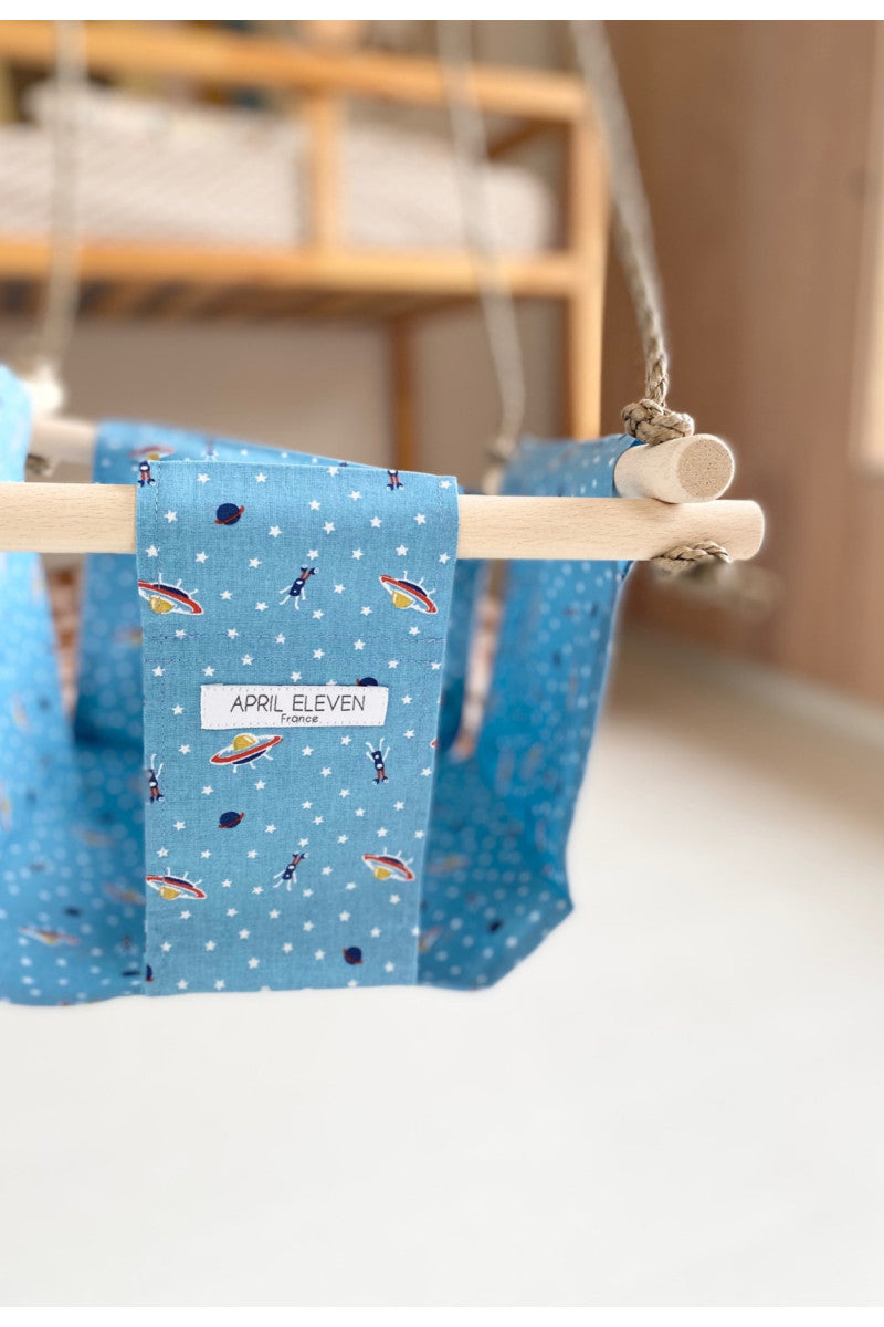 Balançoire bébé intérieur | imprimé bleu cosmic en tissu - APRIL ELEVEN