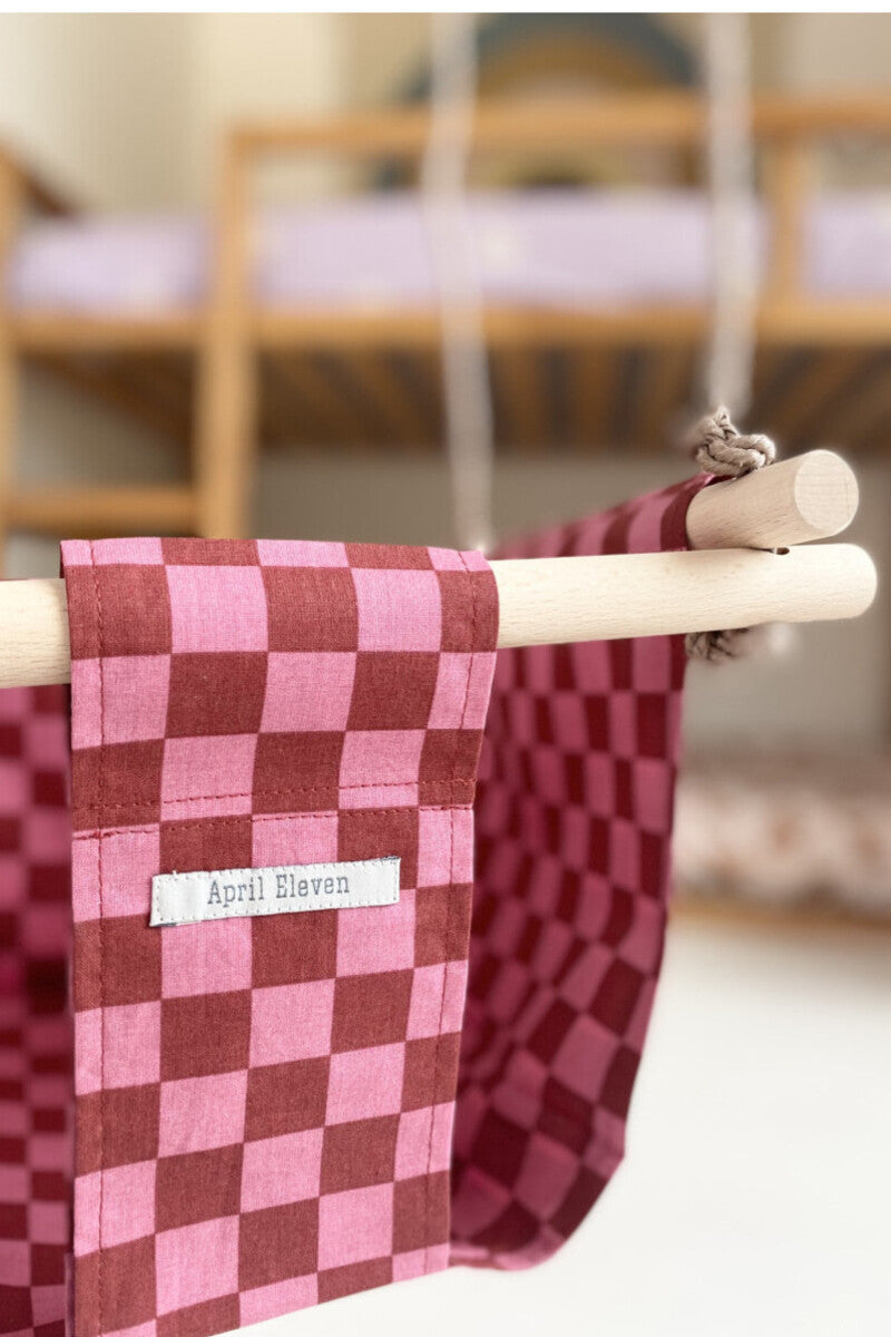 Balançoire bébé intérieur | imprimé damier rouge et rose en tissu - APRIL ELEVEN