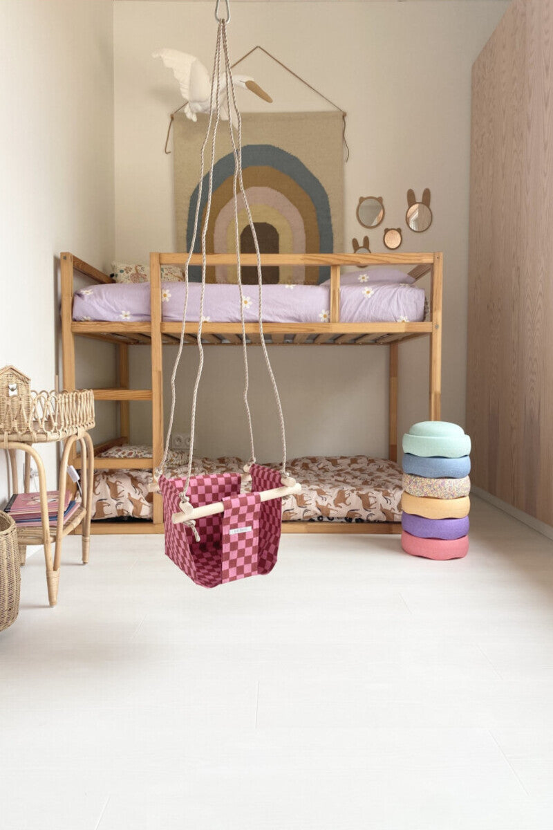Balançoire bébé intérieur | imprimé damier rouge et rose en tissu - APRIL ELEVEN
