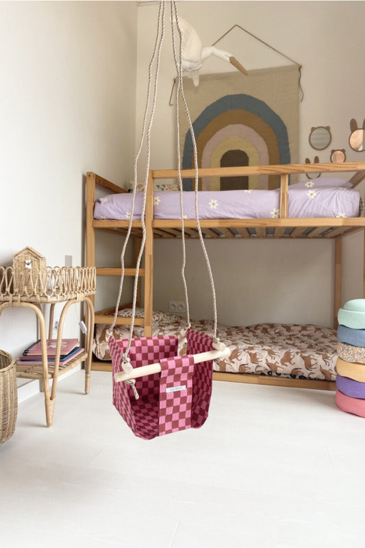 Balançoire bébé intérieur | imprimé damier rouge et rose en tissu - APRIL ELEVEN
