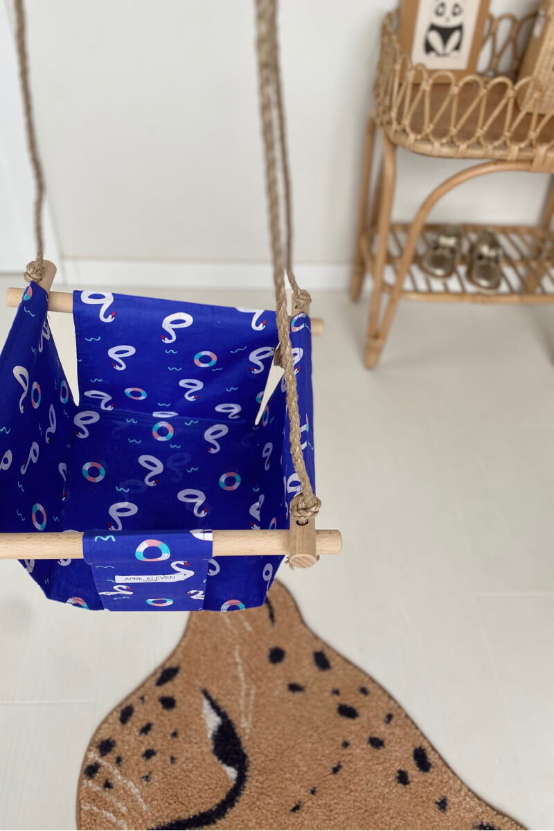 Balançoire bébé intérieur | imprimé cygnes bleu en tissu - APRIL ELEVEN