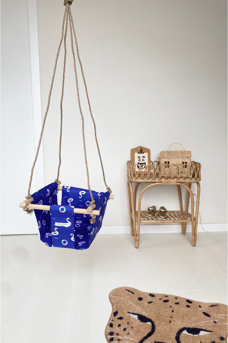 Balançoire bébé intérieur | imprimé cygnes bleu en tissu - APRIL ELEVEN