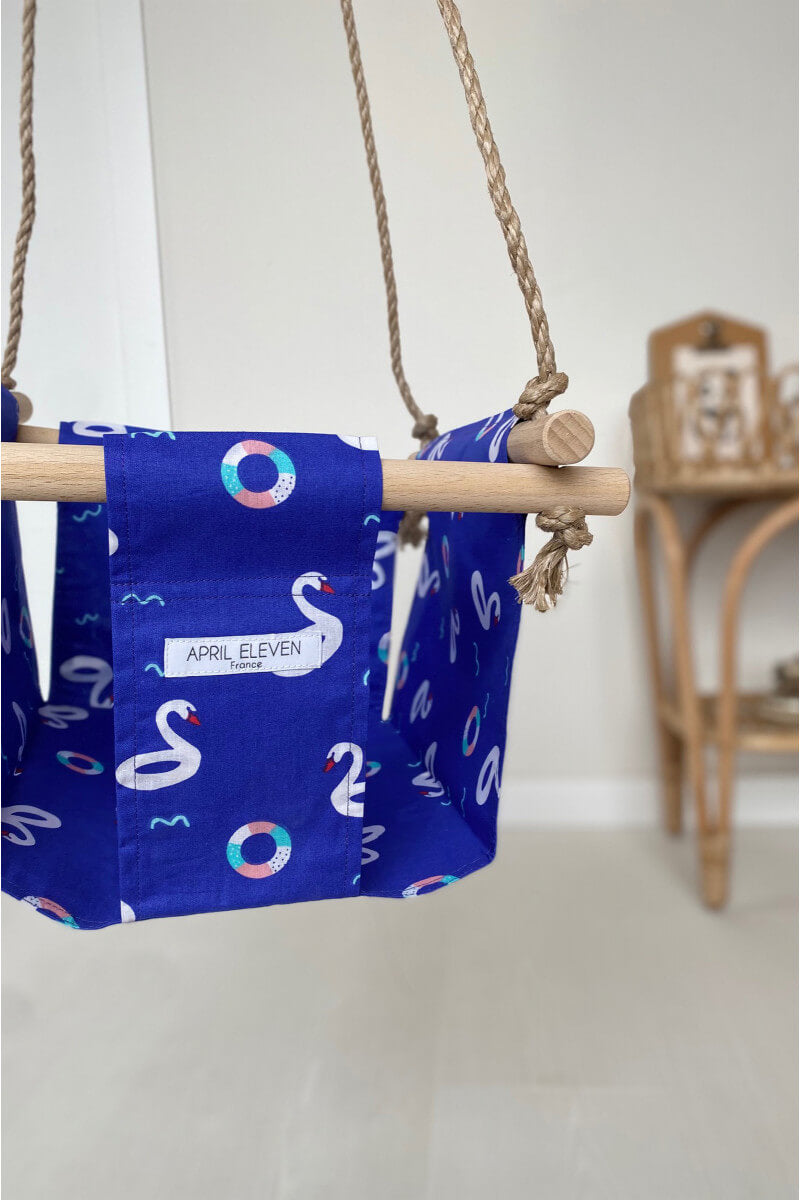 Balançoire bébé intérieur | imprimé cygnes bleu en tissu - APRIL ELEVEN