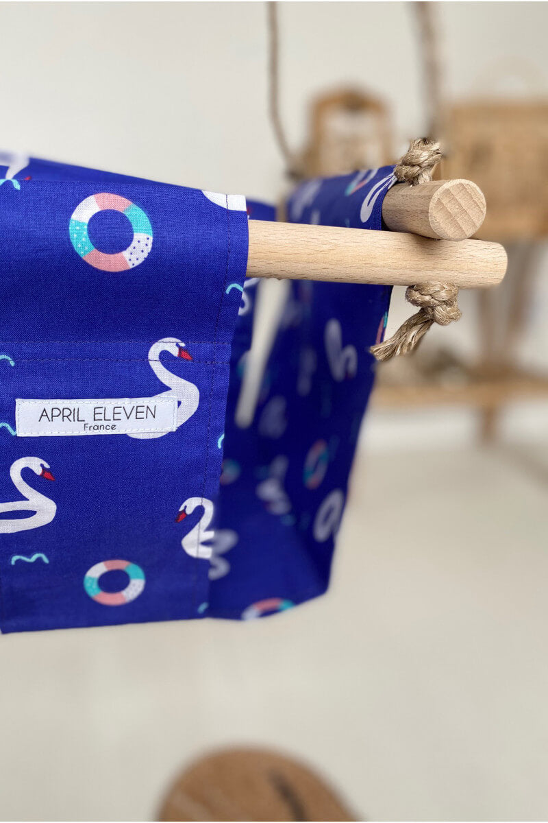 Balançoire bébé intérieur | imprimé cygnes bleu en tissu - APRIL ELEVEN
