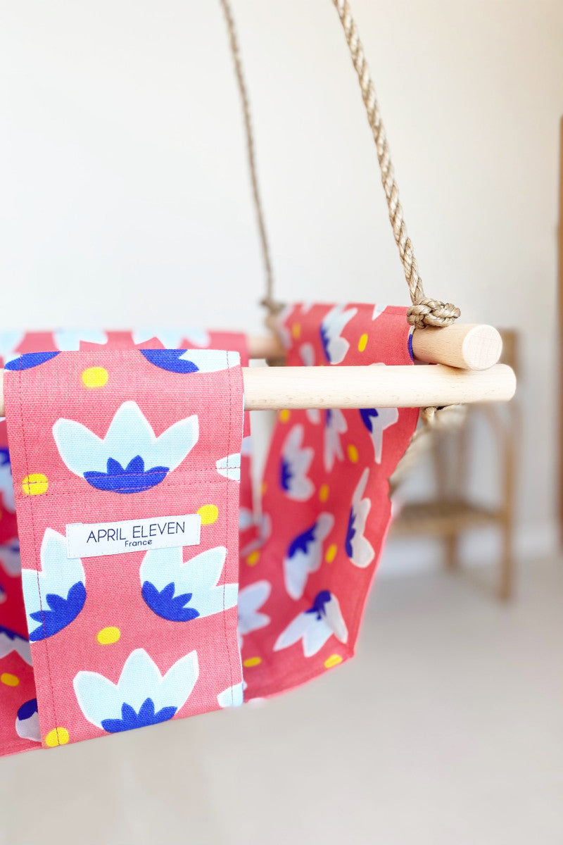 Balançoire bébé intérieur | imprimé fleur rose en tissu - APRIL ELEVEN