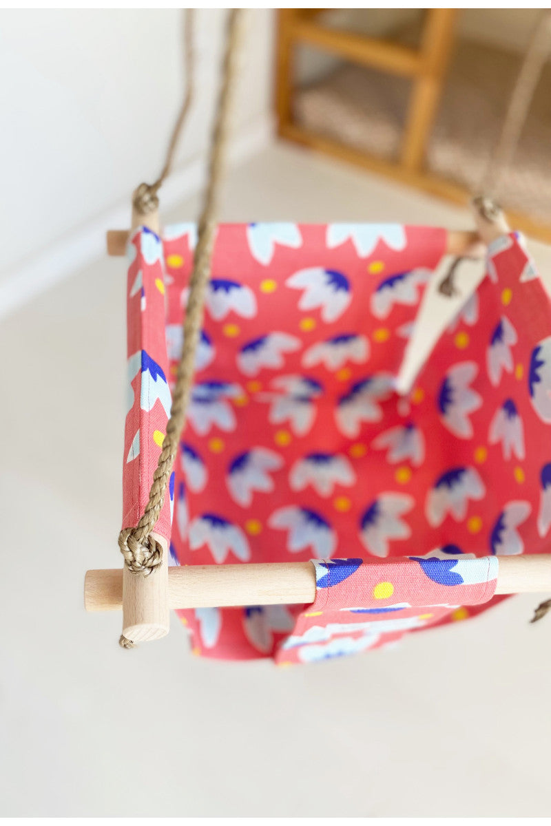 Balançoire bébé intérieur | imprimé fleur rose en tissu - APRIL ELEVEN