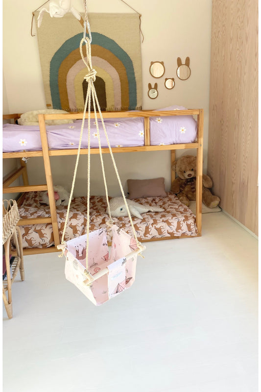 Balançoire bébé intérieur | imprimé rose forêt en tissu - APRIL ELEVEN