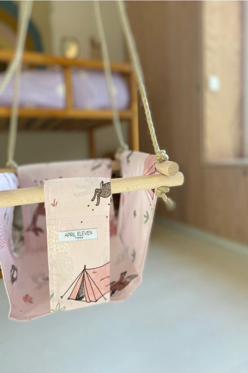 Balançoire bébé intérieur | imprimé rose forêt en tissu - APRIL ELEVEN