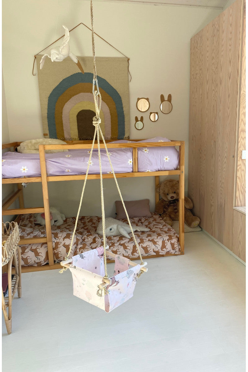 Balançoire bébé intérieur | imprimé rose forêt en tissu - APRIL ELEVEN