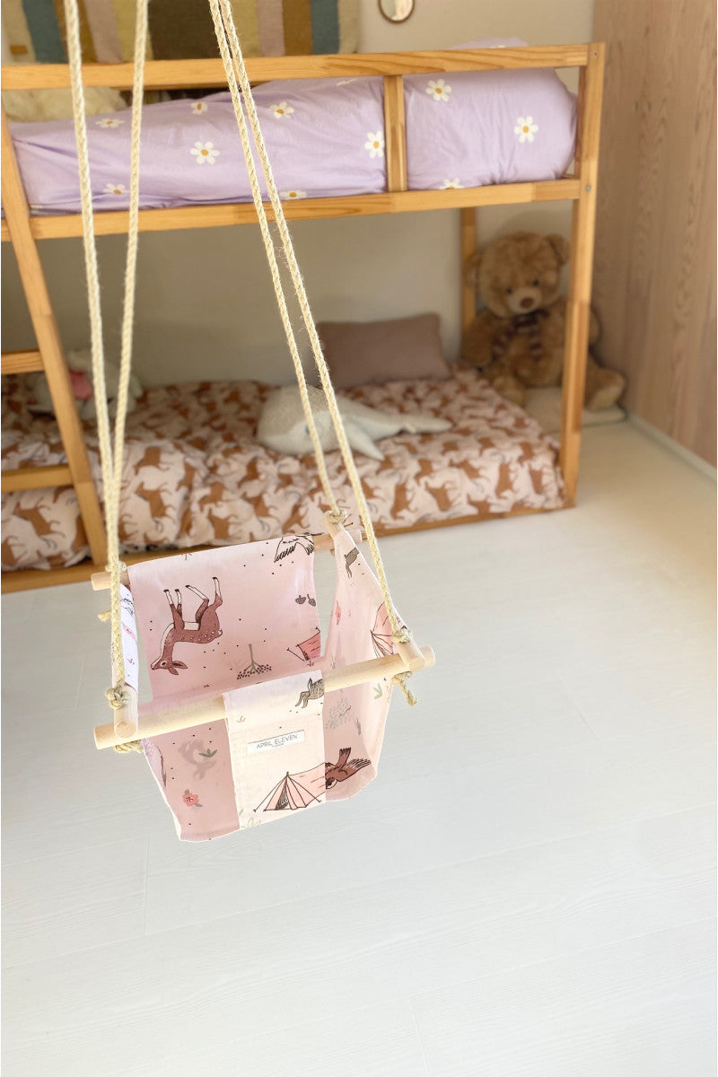 Balançoire bébé intérieur | imprimé rose forêt en tissu - APRIL ELEVEN