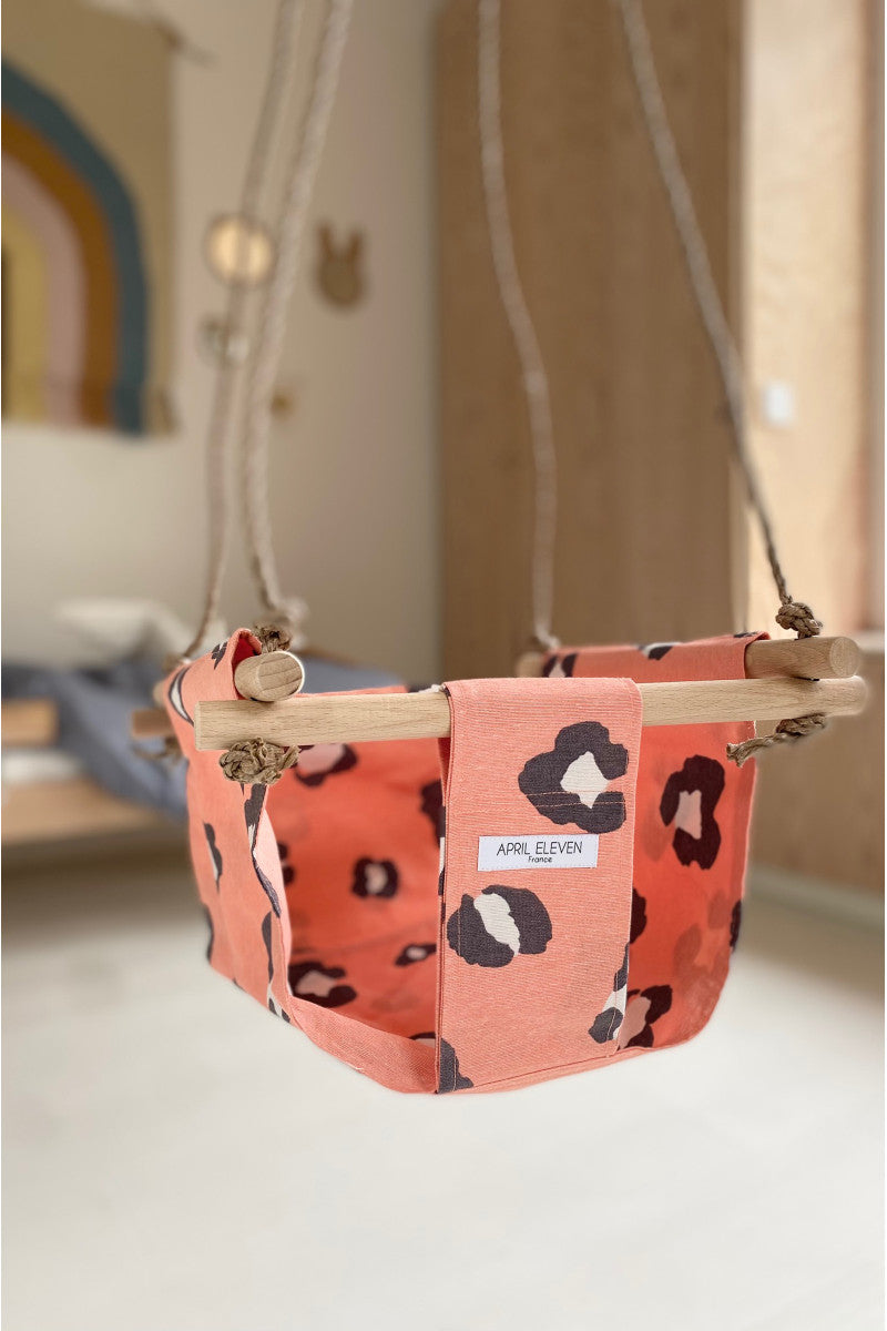 Balançoire bébé intérieur | imprimé léopard orange en tissu - APRIL ELEVEN