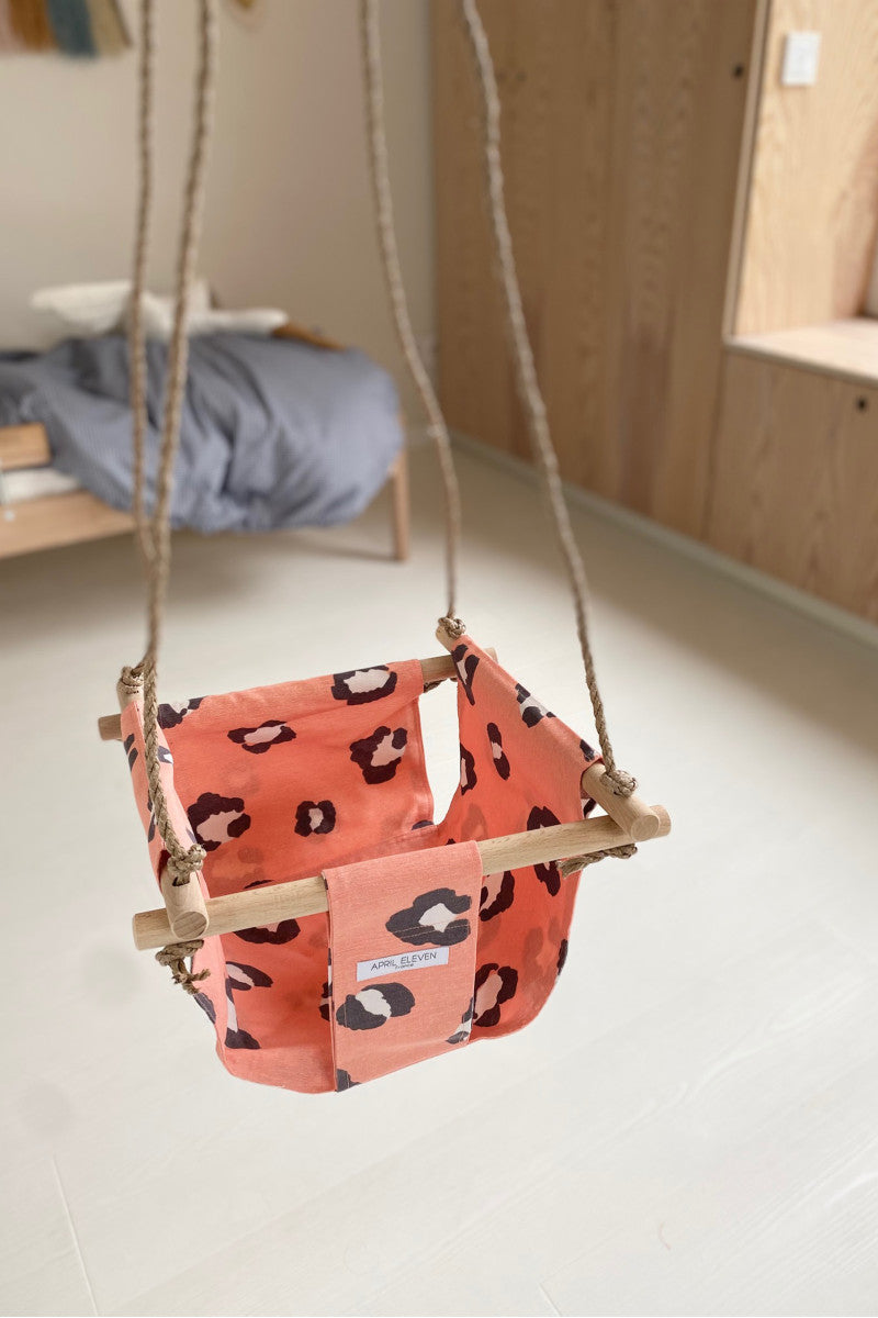 Balançoire bébé intérieur | imprimé léopard orange en tissu - APRIL ELEVEN