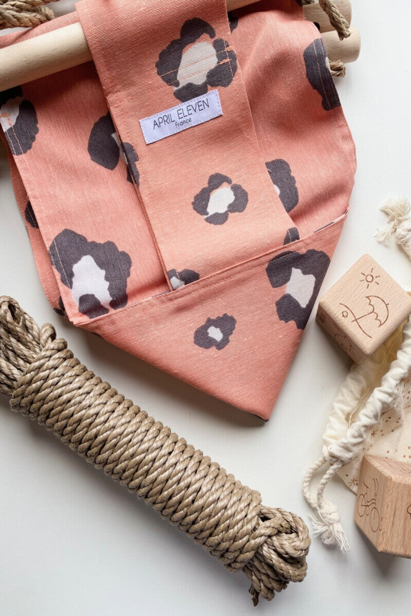 Balançoire bébé intérieur | imprimé léopard orange en tissu - APRIL ELEVEN