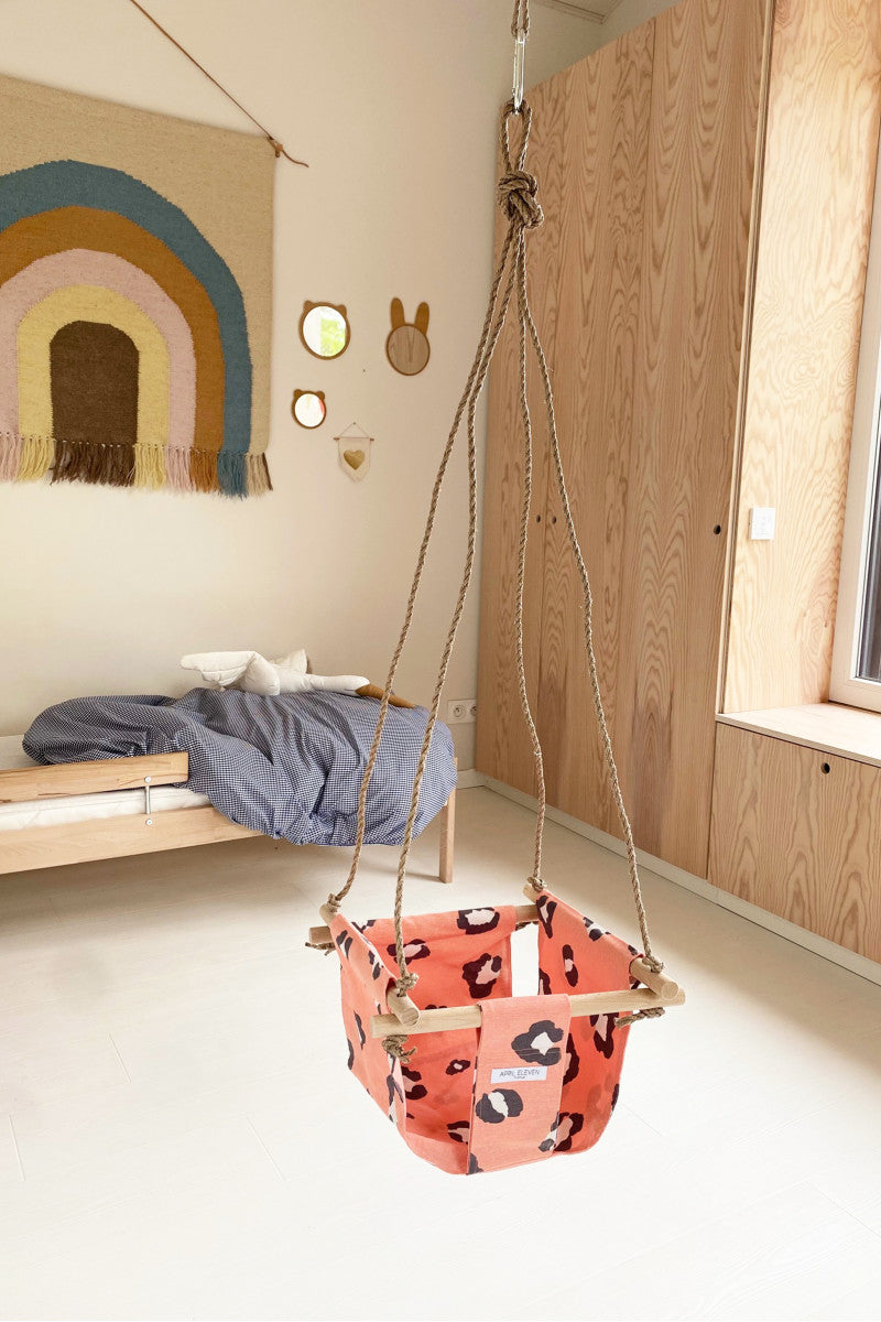 Balançoire bébé intérieur | imprimé léopard orange en tissu - APRIL ELEVEN
