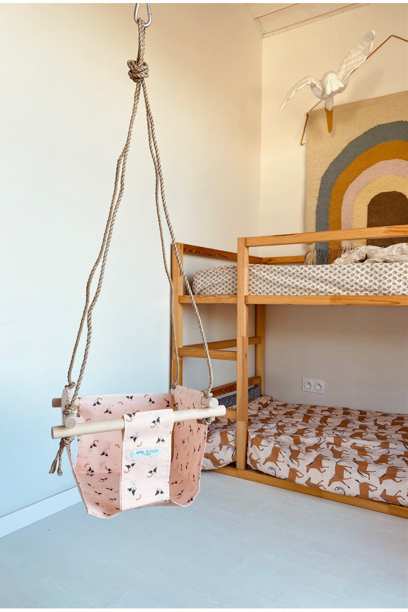 Balançoire bébé intérieur | imprimé toucan rose en tissu - APRIL ELEVEN