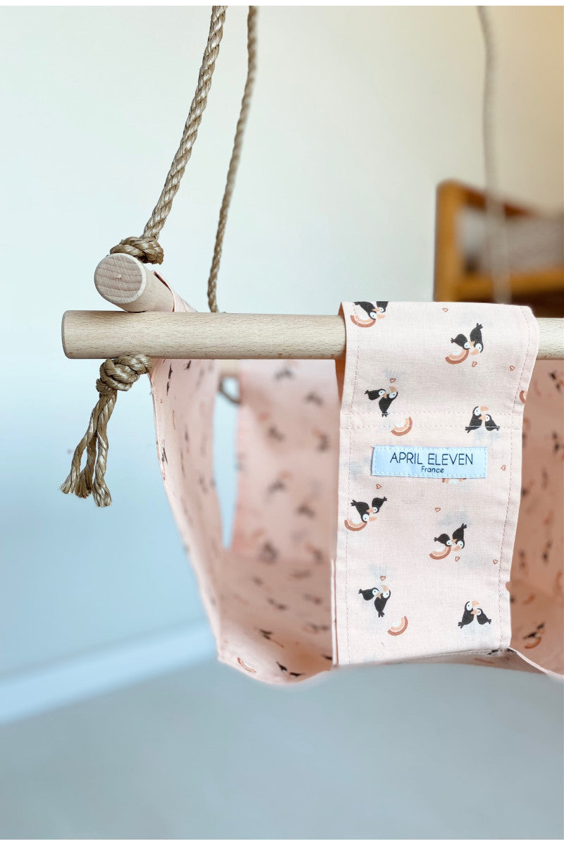 Balançoire bébé intérieur | imprimé toucan rose en tissu - APRIL ELEVEN