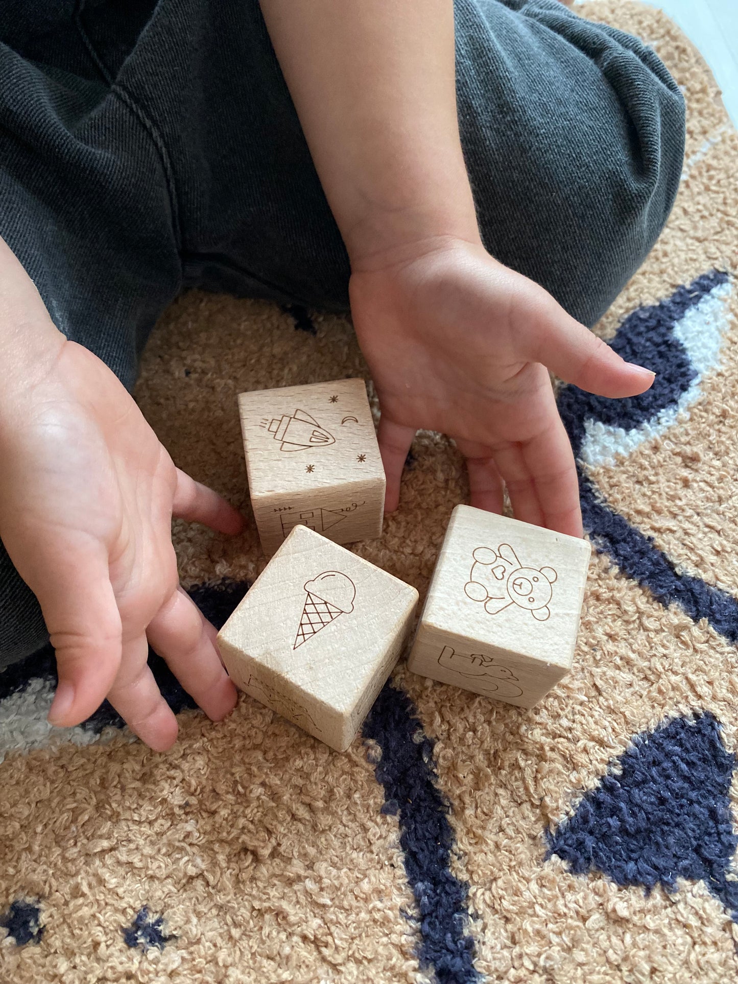 Cubes à histoire en bois