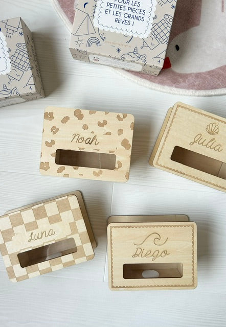 Tirelire enfant personnalisée en bois - APRIL ELEVEN