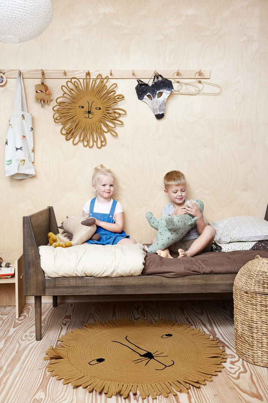Le lion dans la chambre des enfants - APRIL ELEVEN
