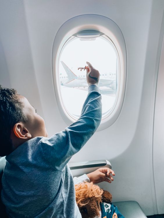 Prendre l'avion avec son enfant, nos conseils !