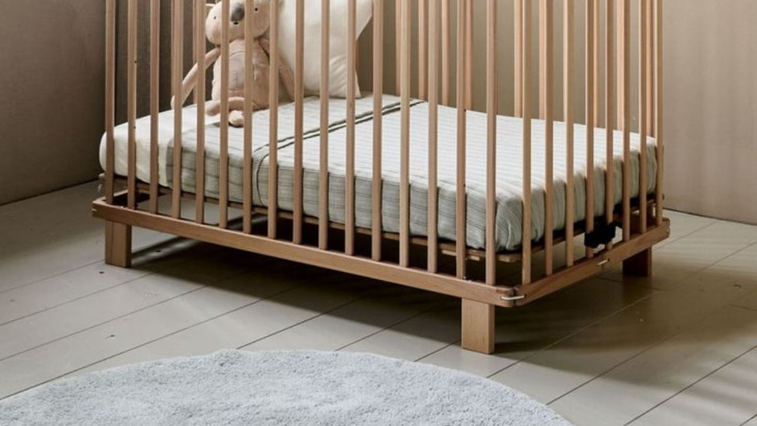 Lit bébé à barreaux et matelas bébé adapté
