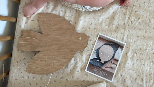 boite à musique en bois avec bébé dans son lit