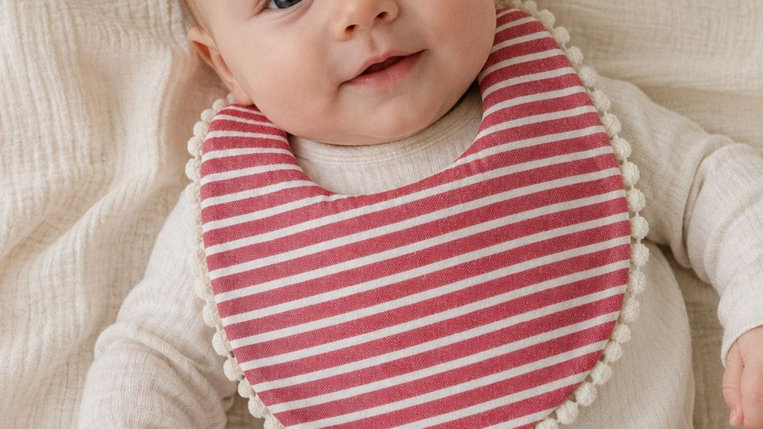 Bébé avec un bavoir rouge autour du cou