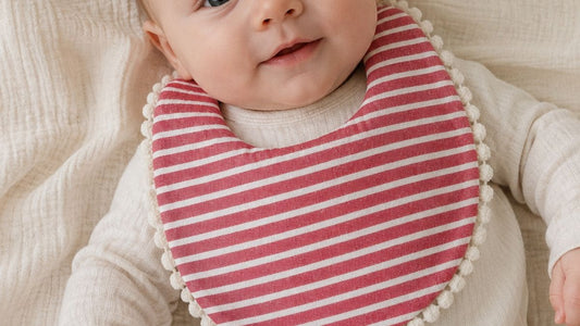 Bébé avec un bavoir rouge autour du cou