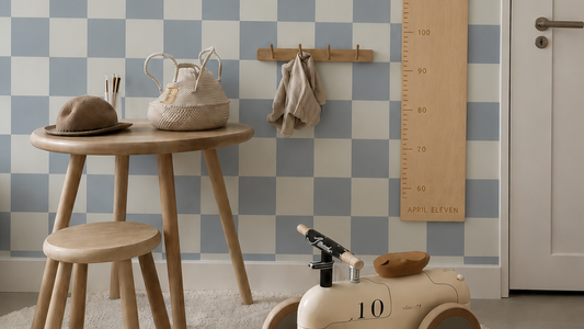 Toise en bois sur mur damier bleu dans chambre enfant