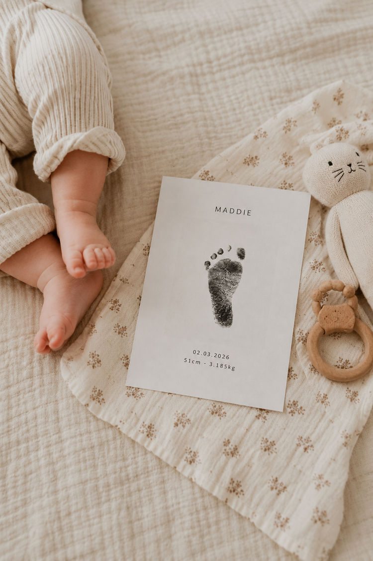 Miroir enfant en bois en forme d'ours posé sur une mallette en carton dans chambre enfant