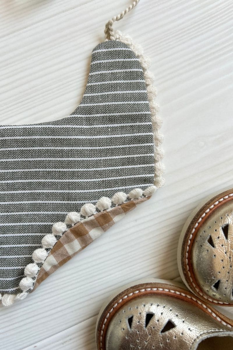 Bavoir taille naissance gris rayure blanche