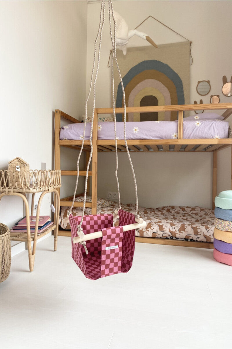 Balançoire bébé intérieur | imprimé damier rouge et rose en tissu APRIL ELEVEN