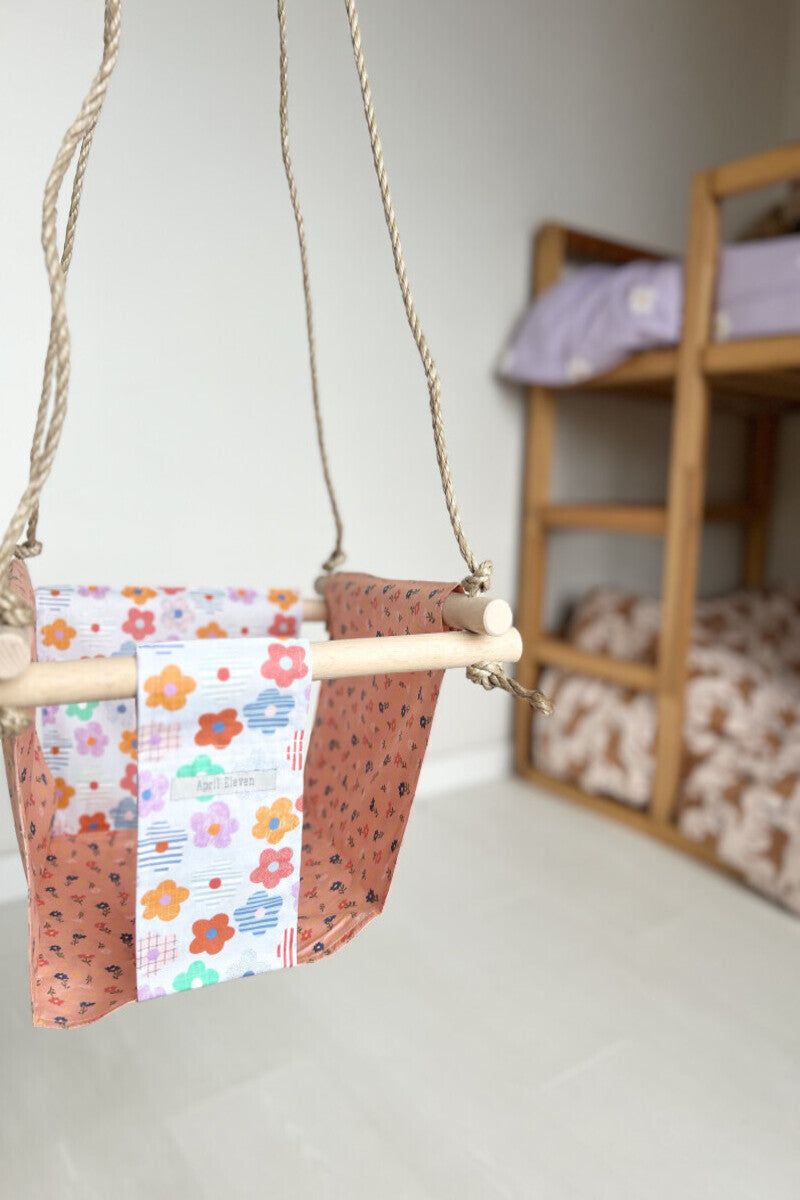 Balançoire bébé intérieur | Mix imprimés fleuris en tissu - APRIL ELEVEN