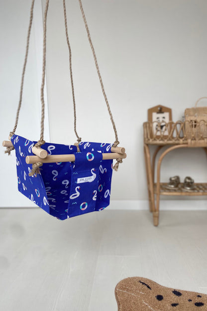 Balançoire bébé intérieur | imprimé cygnes bleu en tissu APRIL ELEVEN