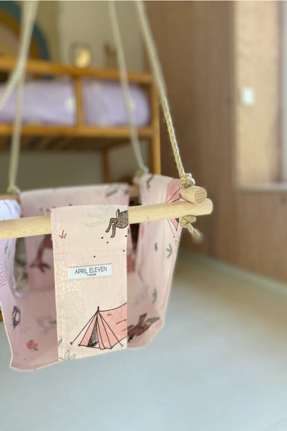 Balançoire bébé intérieur | imprimé rose forêt en tissu APRIL ELEVEN