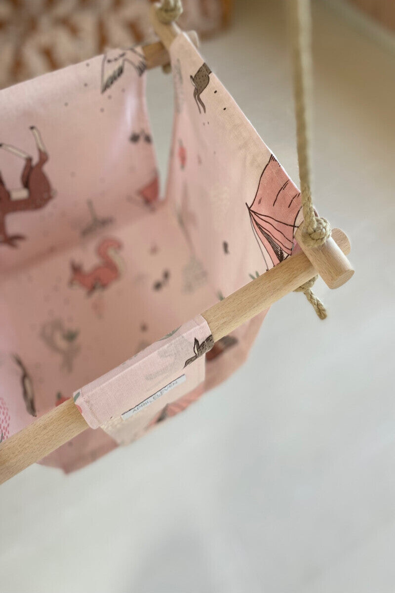 Balançoire bébé intérieur | imprimé rose forêt en tissu APRIL ELEVEN