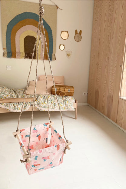 Balançoire bébé intérieur | imprimé rose chat en tissu APRIL ELEVEN