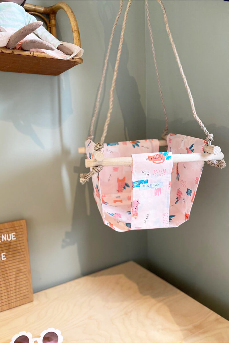 Balançoire bébé intérieur | imprimé rose chat en tissu APRIL ELEVEN