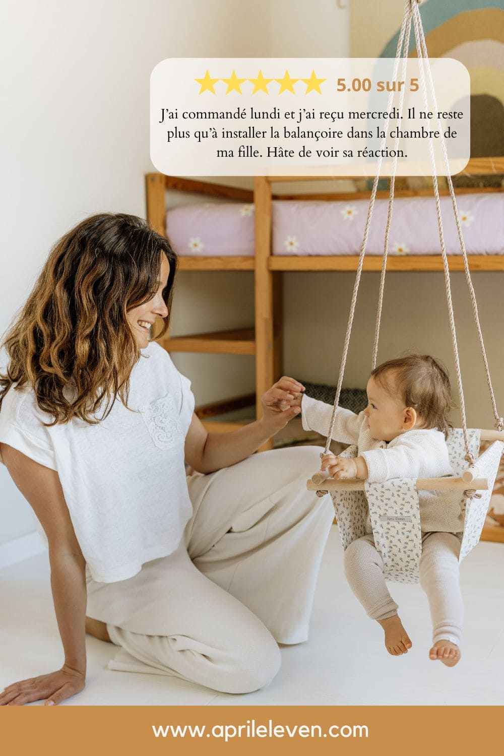 Maman et bébé dans une chambre enfant en train de faire de la balancoire en tissu d'intérieur