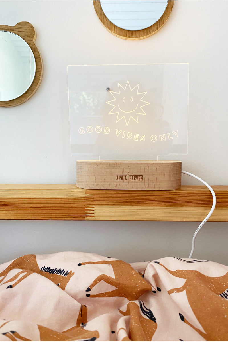 Veilleuse personnalisée en bois et plexiglas dans une chambre bébé, lumière douce pour la nuit