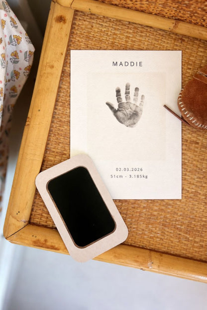 carte personnalisée prénom et date naissance enfant avec empreinte main bébé