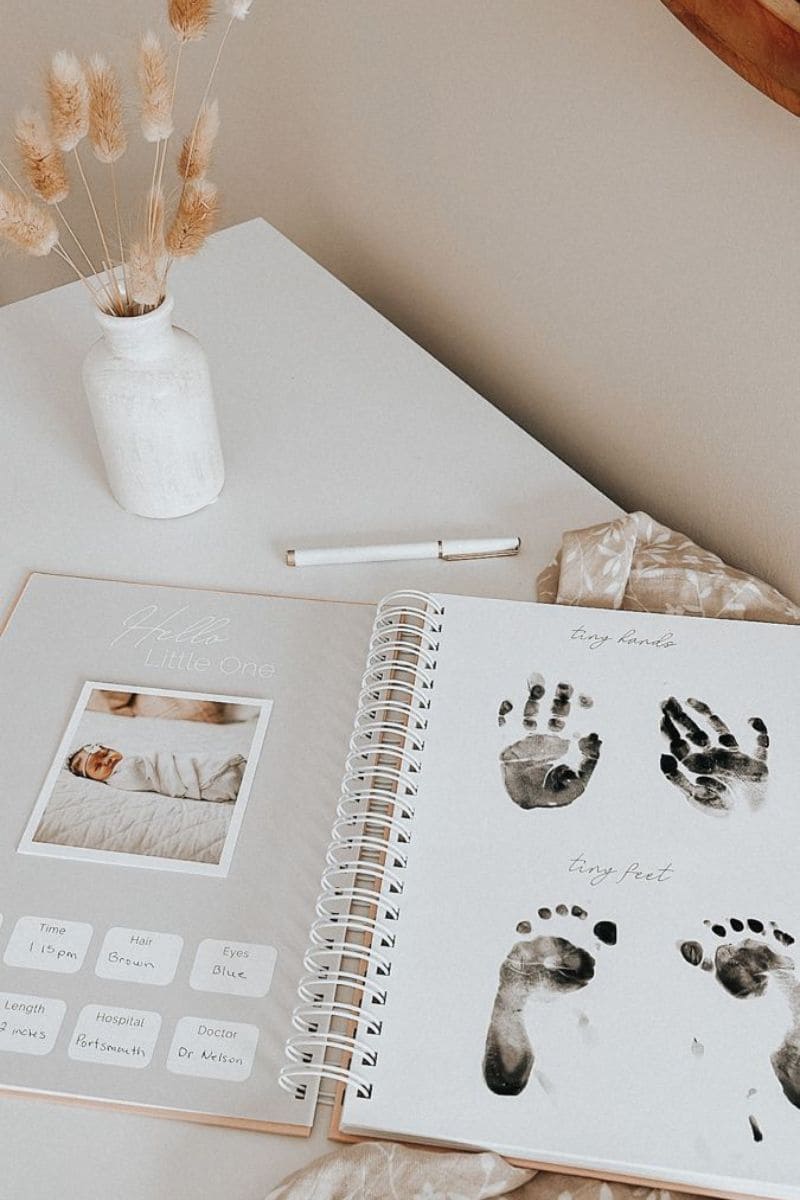 Livre de naissance avec empreinte pied bébé