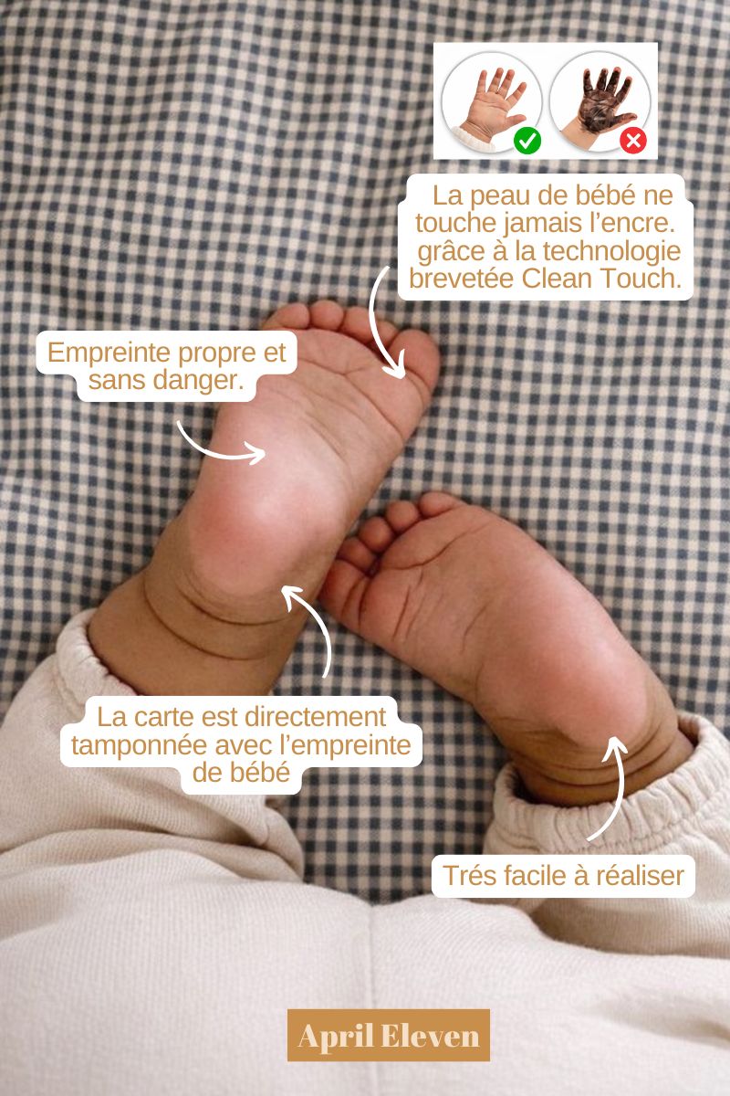 Petits pieds de bébé sur tapis à langer vichy bleu marine et blanc