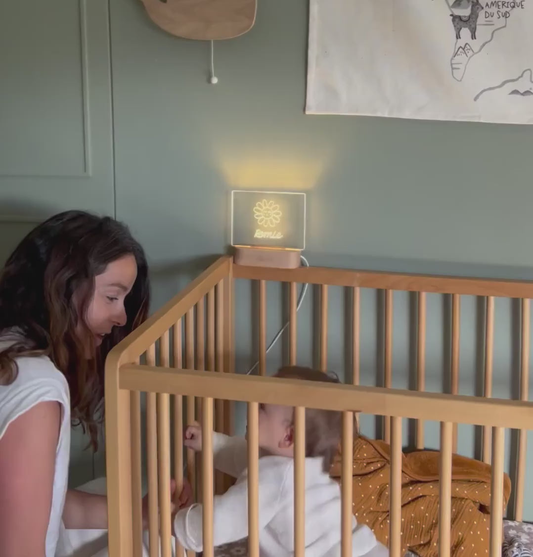 Charger la vidéo : Veilleuse bébé personnalisée avec prénom de l'enfant
